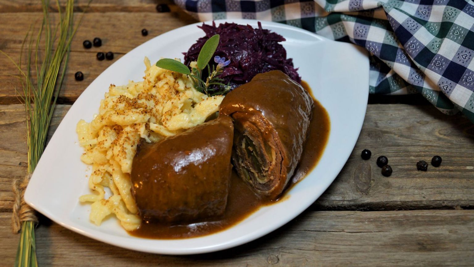 Hausgemachte Rinderroulade | Apfel-Rotkohl | handgeschabte Spätzle ...